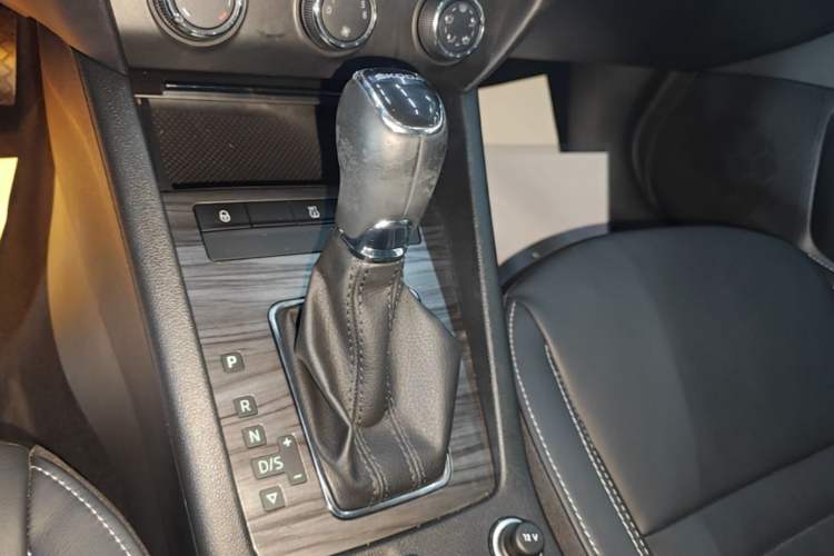 Used Skoda Octavia 2017 1.6L Automatic Smart Drive Edition Gear Lever