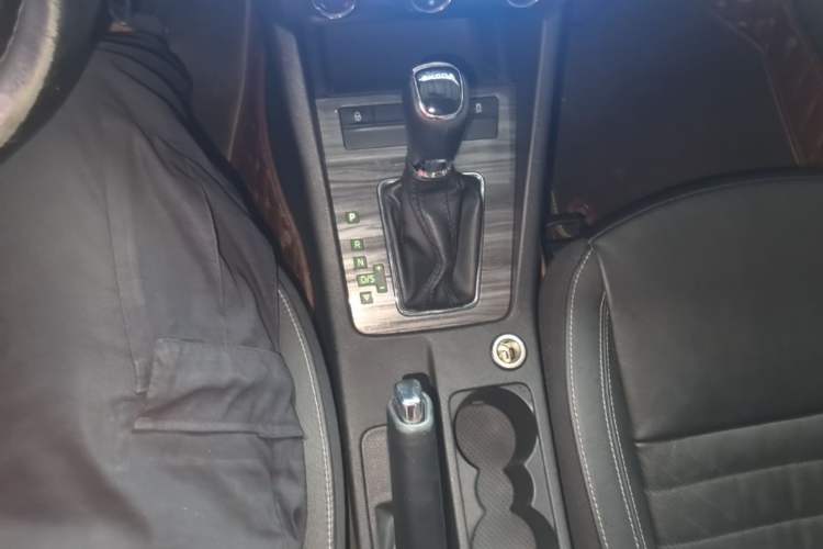 Used Skoda Octavia 2017 1.6L Automatic Smart Drive Edition Gear Lever