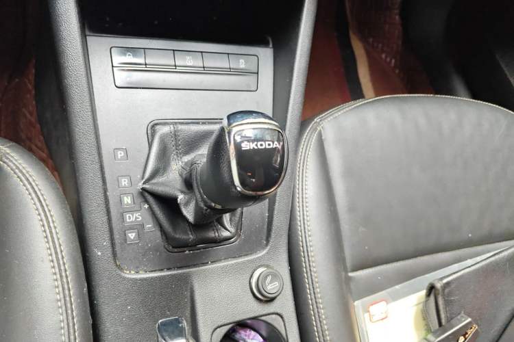 Used Skoda Octavia 2017 Classic Model 1.6L Automatic Standard Edition Gear Lever
