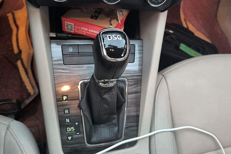 Used Skoda Octavia 2017 TSI280 DSG Smart Drive Edition Gear Lever