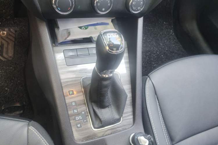 Used Skoda Octavia 2017 TSI280 DSG Smart Drive Edition Gear Lever