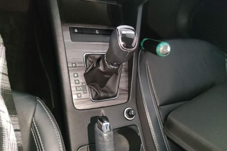Used Skoda Octavia 2017 1.6L Automatic Smart Drive Edition Gear Lever