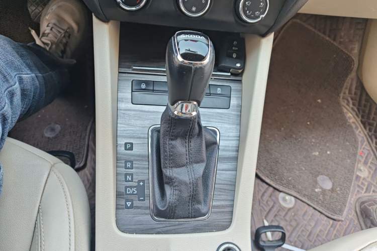 Used Skoda Octavia 2017 1.6L Automatic Smart Drive Edition Gear Lever