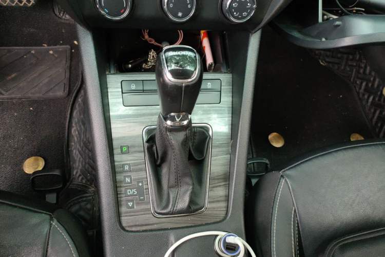 Used Skoda Octavia 2017 1.6L Automatic Smart Drive Edition Gear Lever