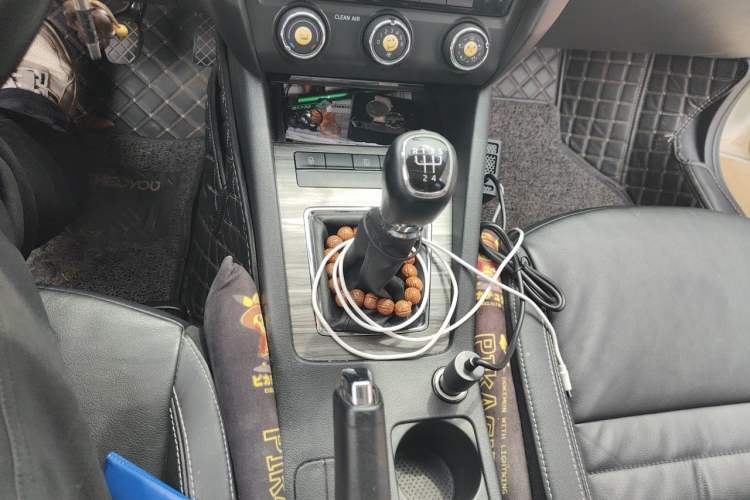 Used Skoda Octavia 2017 1.6L Manual Smart Drive Edition Gear Lever