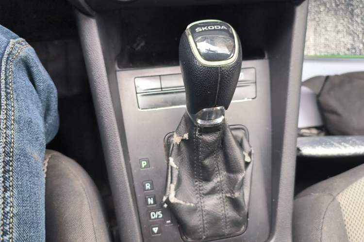 Used Skoda Octavia 2017 Classic Model 1.6L Automatic Standard Edition Gear Lever