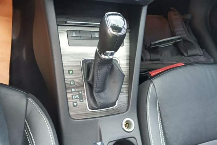 Used Skoda Octavia 2017 1.6L Automatic Smart Drive Edition Gear Lever