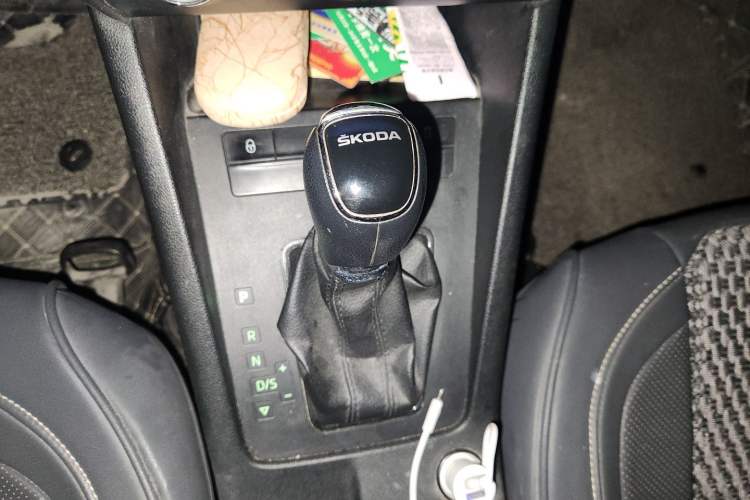 Used Skoda Octavia 2017 Classic Model 1.6L Automatic Comfort Edition Gear Lever
