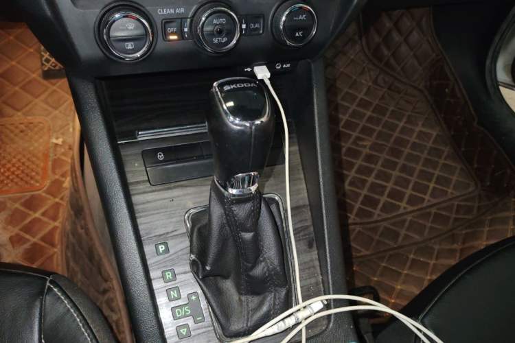 Used Skoda Octavia 2017 1.6L Automatic Smart Drive Edition Gear Lever