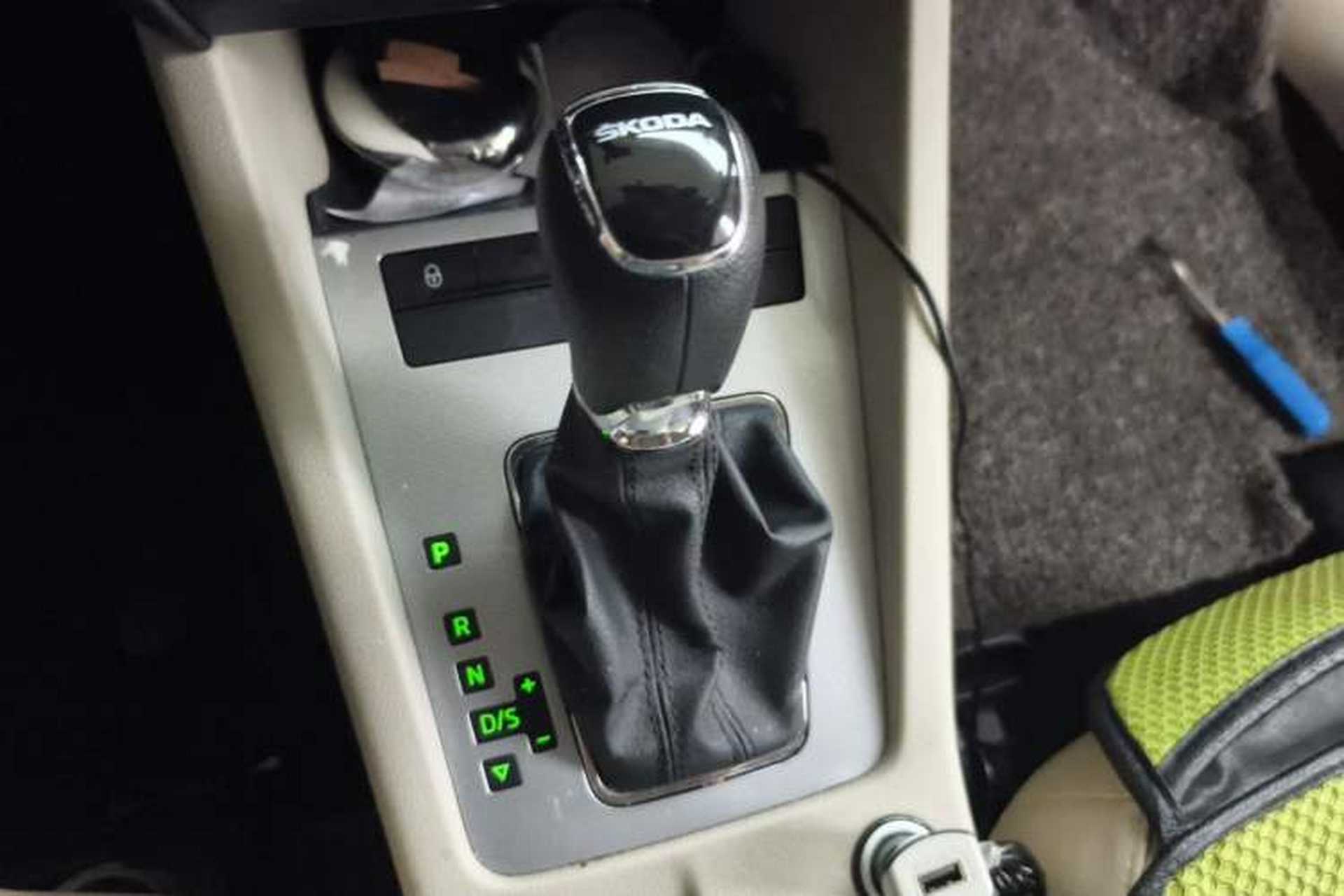 Used Skoda Octavia 2017 1.6L Automatic Front-Wheel Drive Model Gear Lever