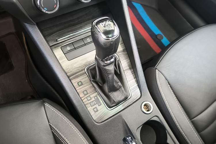 Used Skoda Octavia 2017 TSI280 DSG Smart Drive Edition Gear Lever