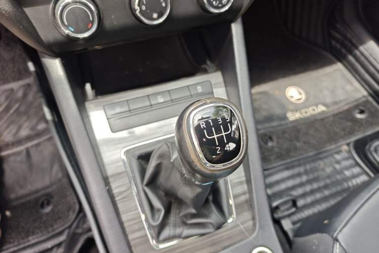 Used Skoda Octavia 2017 1.6L Manual Smart Drive Edition Gear Lever