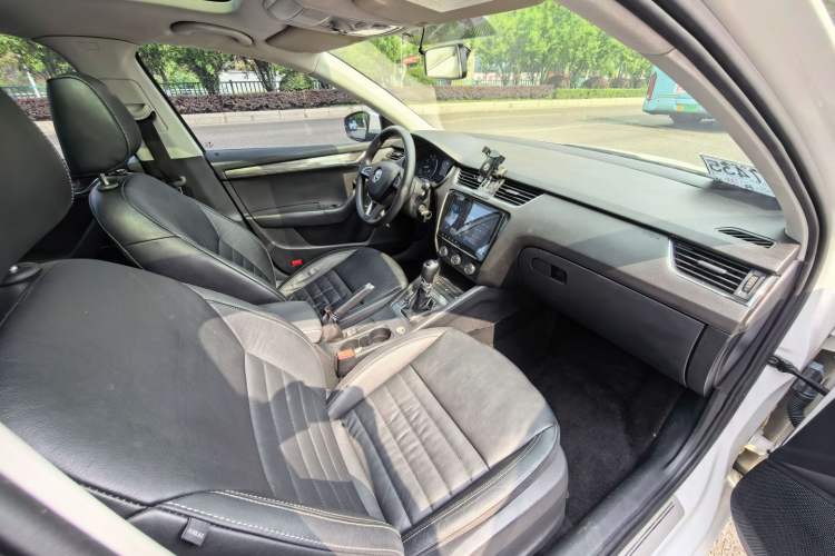 Used Skoda Octavia 2017 TSI280 DSG Smart Drive Edition Interior 10