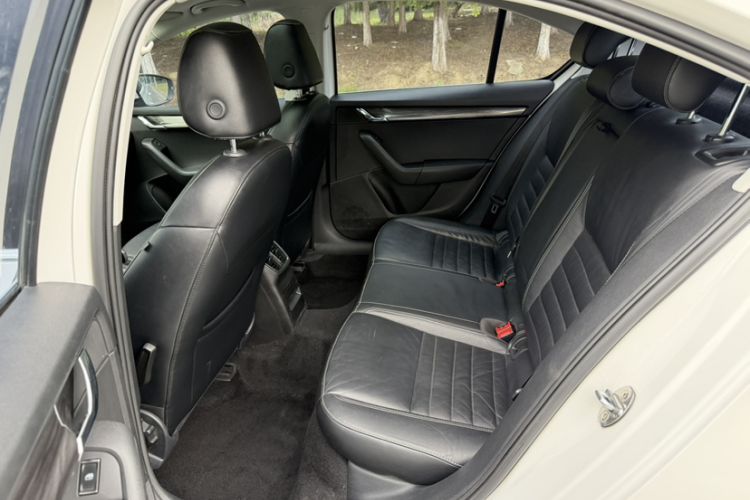 Used Skoda Octavia 2017 1.6L Automatic Smart Drive Edition Interior 9