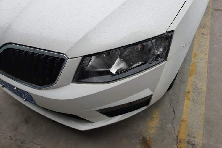 Used Skoda Octavia 2017 Classic Model 1.6L Automatic Standard Edition Left Front Headlight