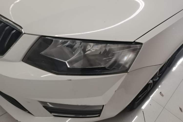 Used Skoda Octavia 2017 1.6L Automatic Smart Drive Edition Left Front Headlight