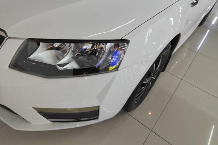 Used Skoda Octavia 2017 1.6L Manual Smart Drive Edition Left Front Headlight
