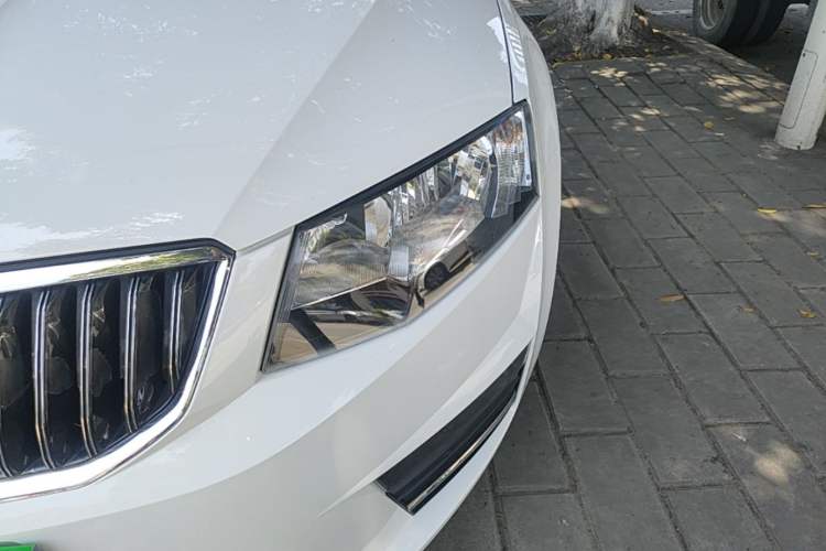 Used Skoda Octavia 2017 Classic Model 1.6L Manual Comfort Edition Left Front Headlight