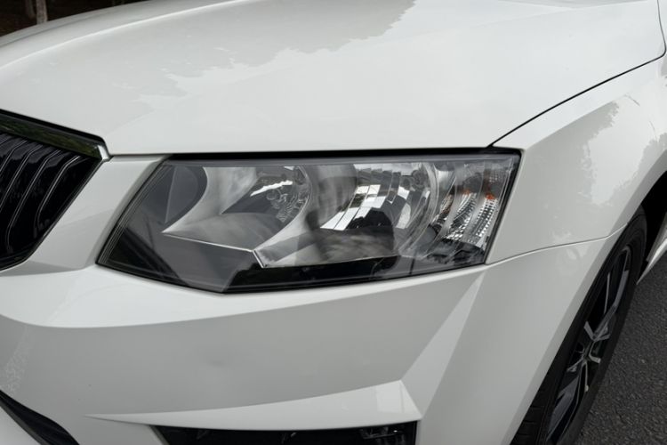 Used Skoda Octavia 2017 1.6L Automatic Smart Drive Edition Left Front Headlight