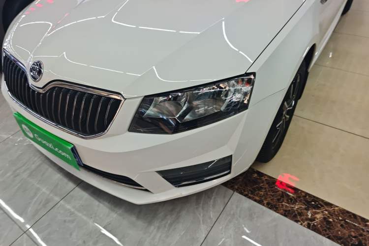Used Skoda Octavia 2017 1.6L Automatic Smart Drive Edition Left Front Headlight