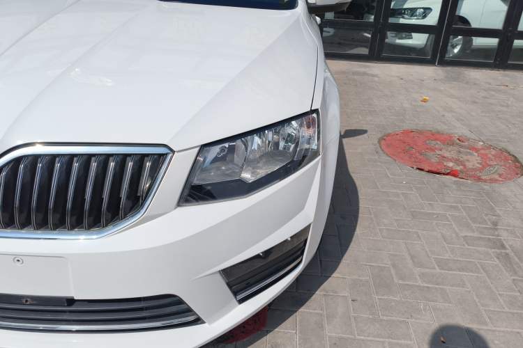 Used Skoda Octavia 2017 Classic Model 1.6L Manual Comfort Edition Left Front Headlight