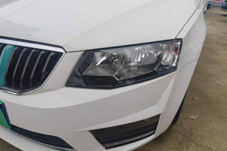 Used Skoda Octavia 2017 1.6L Automatic Smart Drive Edition Left Front Headlight