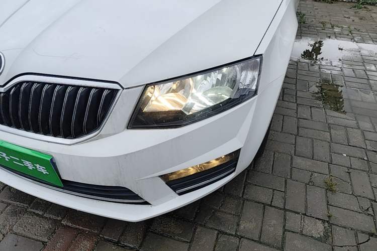 Used Skoda Octavia 2017 1.6L Automatic Smart Drive Edition Left Front Headlight