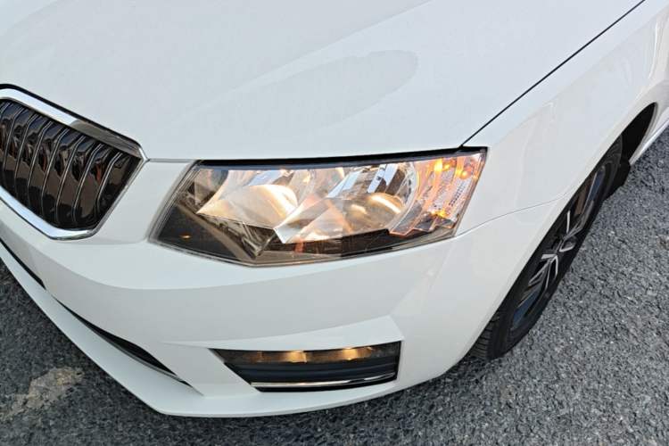 Used Skoda Octavia 2017 1.6L Automatic Smart Drive Edition Left Front Headlight