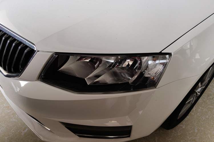 Used Skoda Octavia 2017 Classic Model 1.6L Automatic Comfort Edition Left Front Headlight