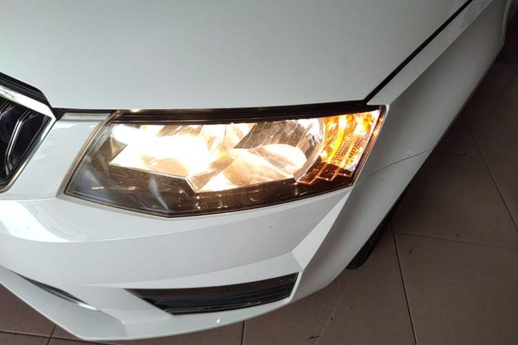 Used Skoda Octavia 2017 1.6L Automatic Smart Drive Edition Left Front Headlight
