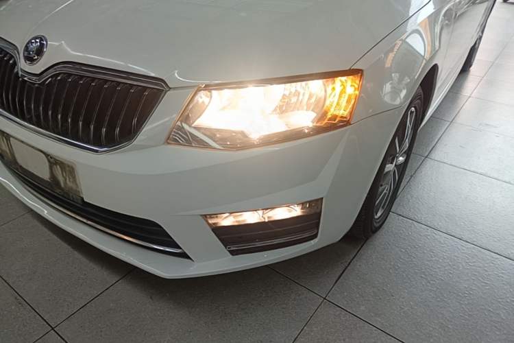 Used Skoda Octavia 2017 Classic Model 1.6L Manual Comfort Edition Left Front Headlight