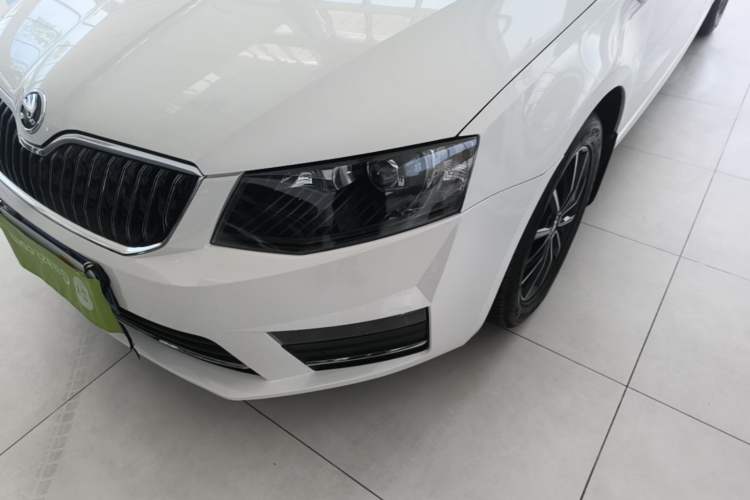 Used Skoda Octavia 2017 TSI280 DSG Smart Drive Edition Left Front Headlight