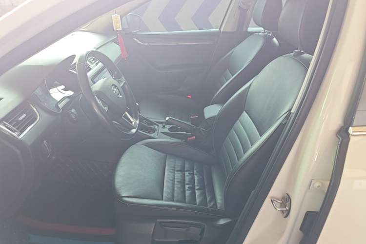 Used Skoda Octavia 2017 TSI280 DSG Smart Drive Edition Left Front Seat