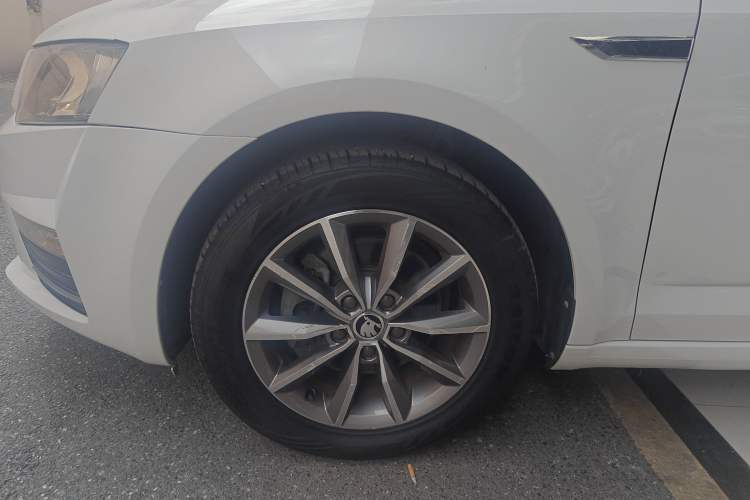 Used Skoda Octavia 2017 1.6L Automatic Front-Wheel Drive Model Left Front Wheel Hub