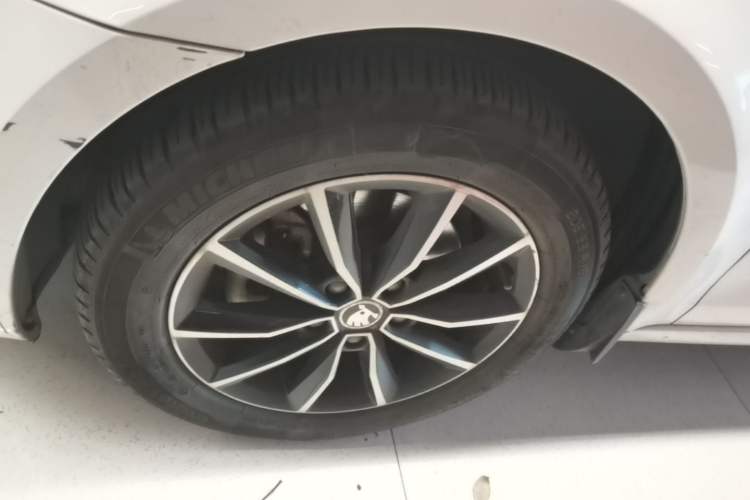 Used Skoda Octavia 2017 1.6L Automatic Smart Drive Edition Left Front Wheel Hub