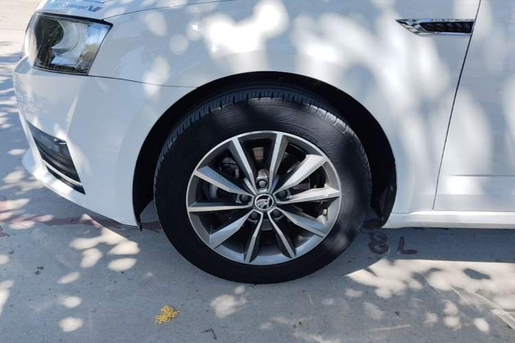 Used Skoda Octavia 2017 1.6L Manual Trend Edition Left Front Wheel Hub