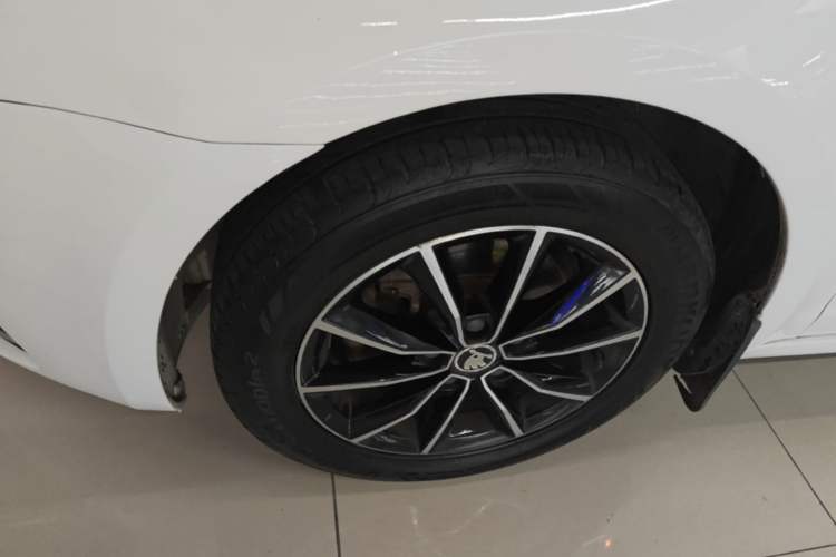 Used Skoda Octavia 2017 1.6L Manual Smart Drive Edition Left Front Wheel Hub