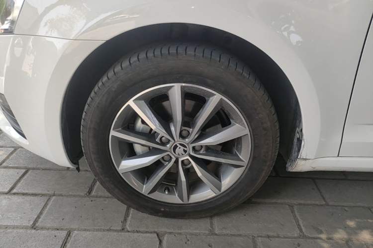 Used Skoda Octavia 2017 Classic Model 1.6L Manual Comfort Edition Left Front Wheel Hub