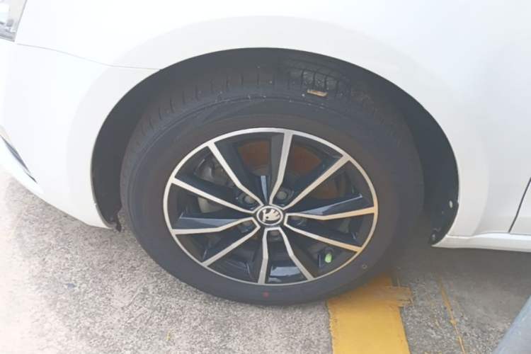 Used Skoda Octavia 2017 1.6L Automatic Smart Drive Edition Left Front Wheel Hub