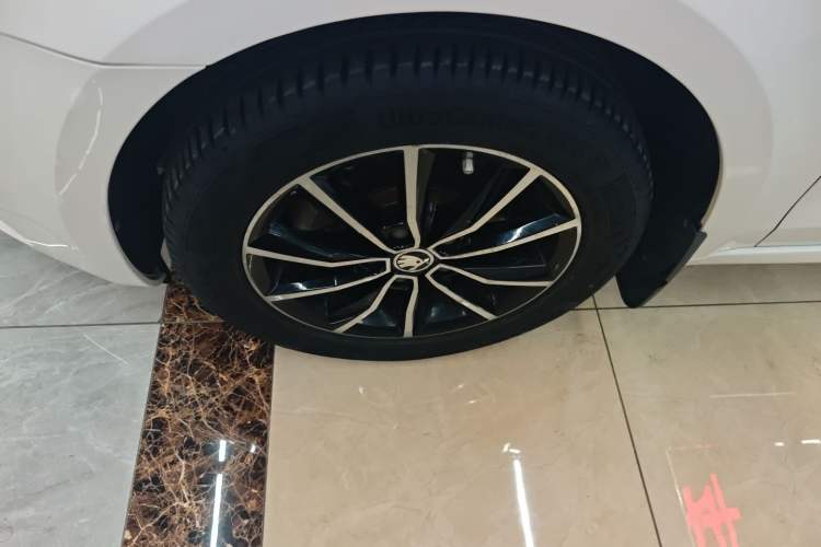 Used Skoda Octavia 2017 1.6L Automatic Smart Drive Edition Left Front Wheel Hub
