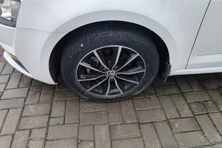Used Skoda Octavia 2017 1.6L Automatic Smart Drive Edition Left Front Wheel Hub
