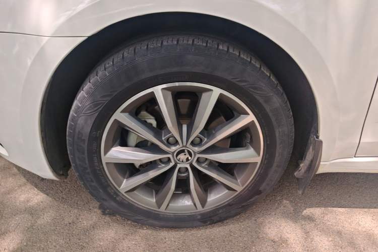 Used Skoda Octavia 2017 1.6L Manual Trend Edition Left Front Wheel Hub