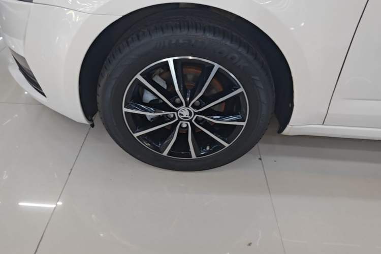 Used Skoda Octavia 2017 1.6L Automatic Smart Drive Edition Left Front Wheel Hub