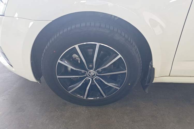 Used Skoda Octavia 2017 TSI280 DSG Smart Drive Edition Left Front Wheel Hub