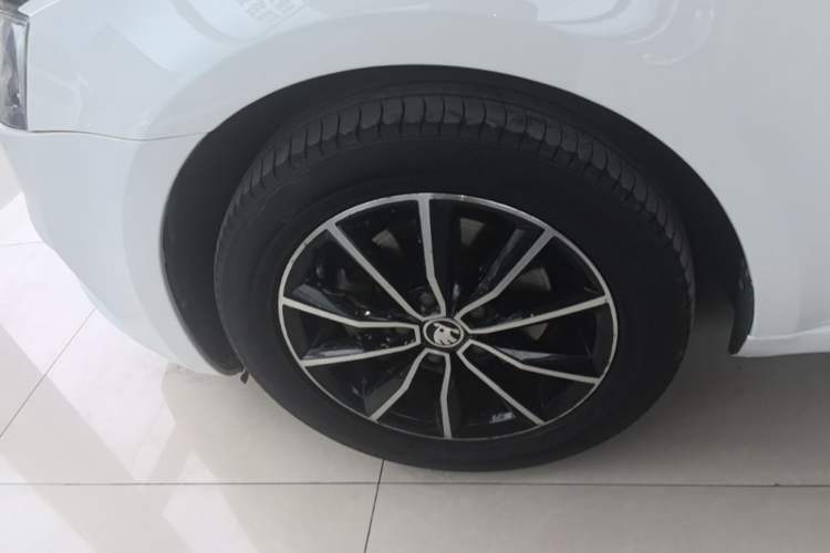 Used Skoda Octavia 2017 1.6L Automatic Smart Drive Edition Left Front Wheel Hub