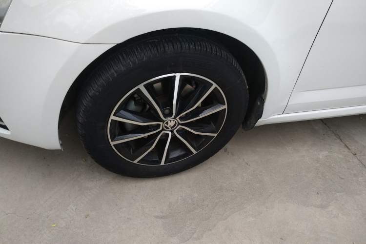 Used Skoda Octavia 2017 1.6L Automatic Smart Drive Edition Left Front Wheel Hub