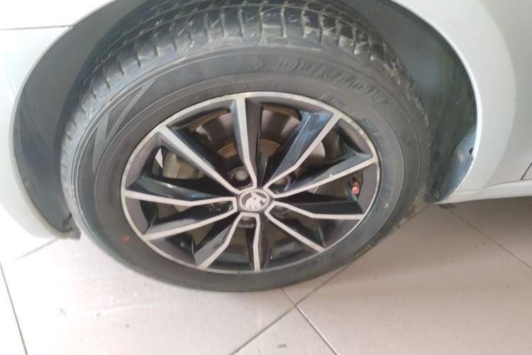 Used Skoda Octavia 2017 1.6L Automatic Smart Drive Edition Left Front Wheel Hub