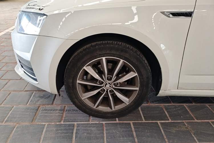 Used Skoda Octavia 2017 1.6L Manual Trend Edition Left Front Wheel Hub