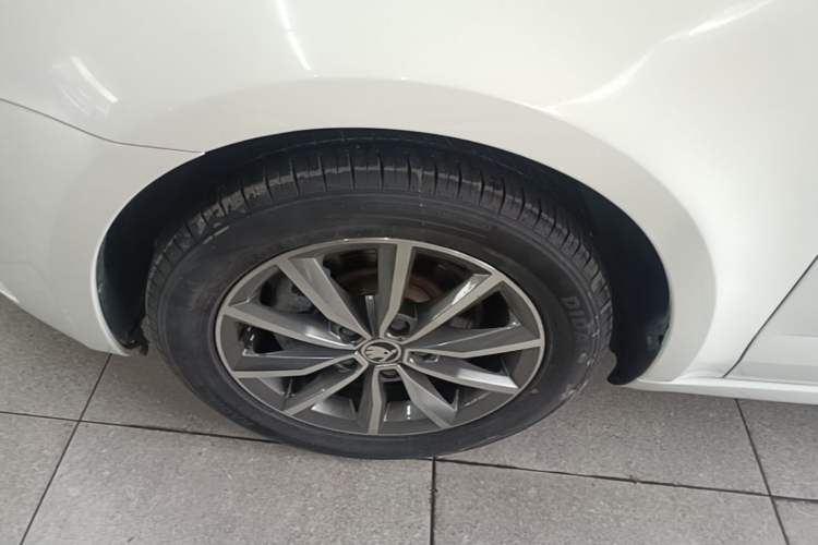 Used Skoda Octavia 2017 Classic Model 1.6L Manual Comfort Edition Left Front Wheel Hub