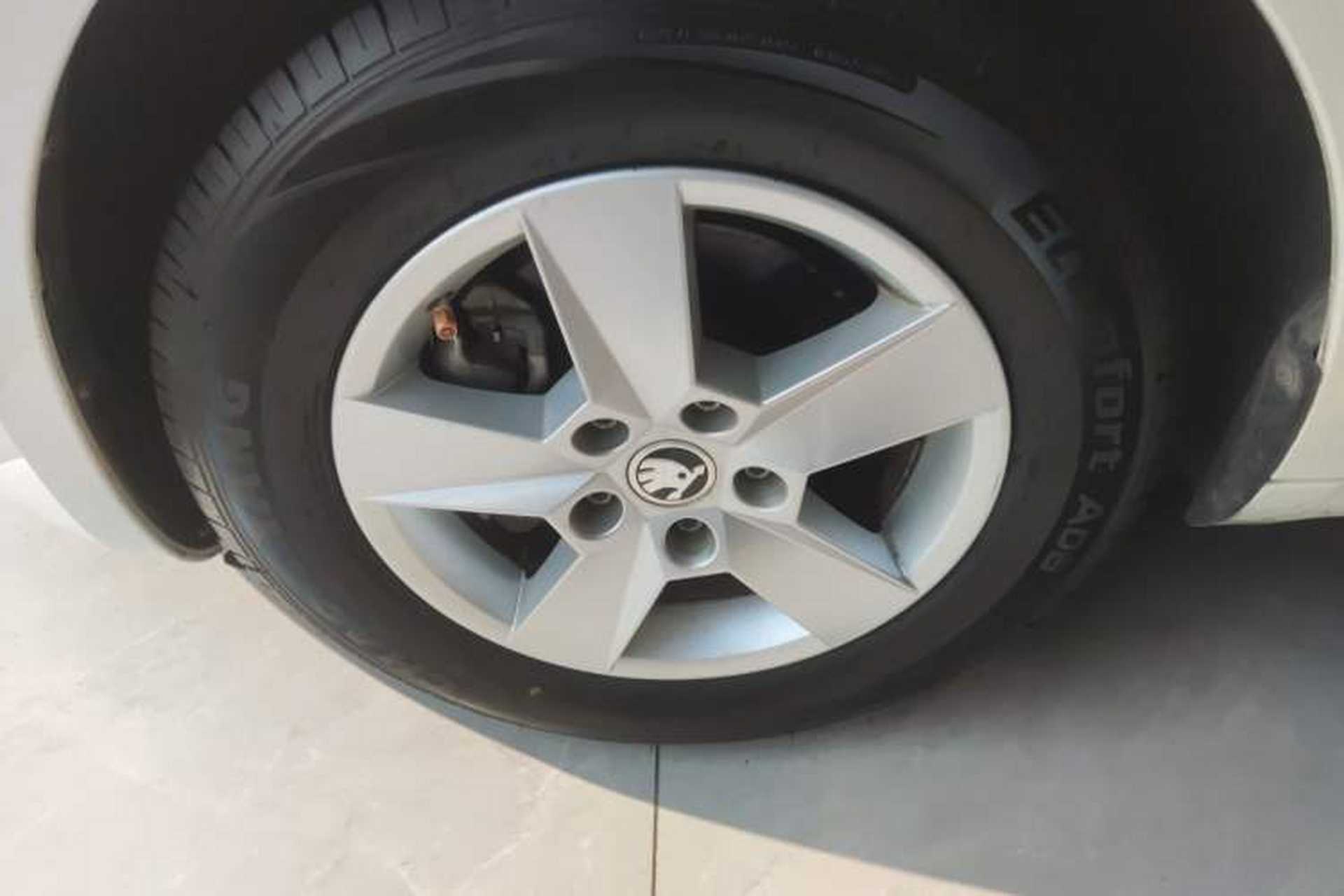 Used Skoda Octavia 2017 Classic Model 1.6L Automatic Standard Edition Left Front Wheel Hub